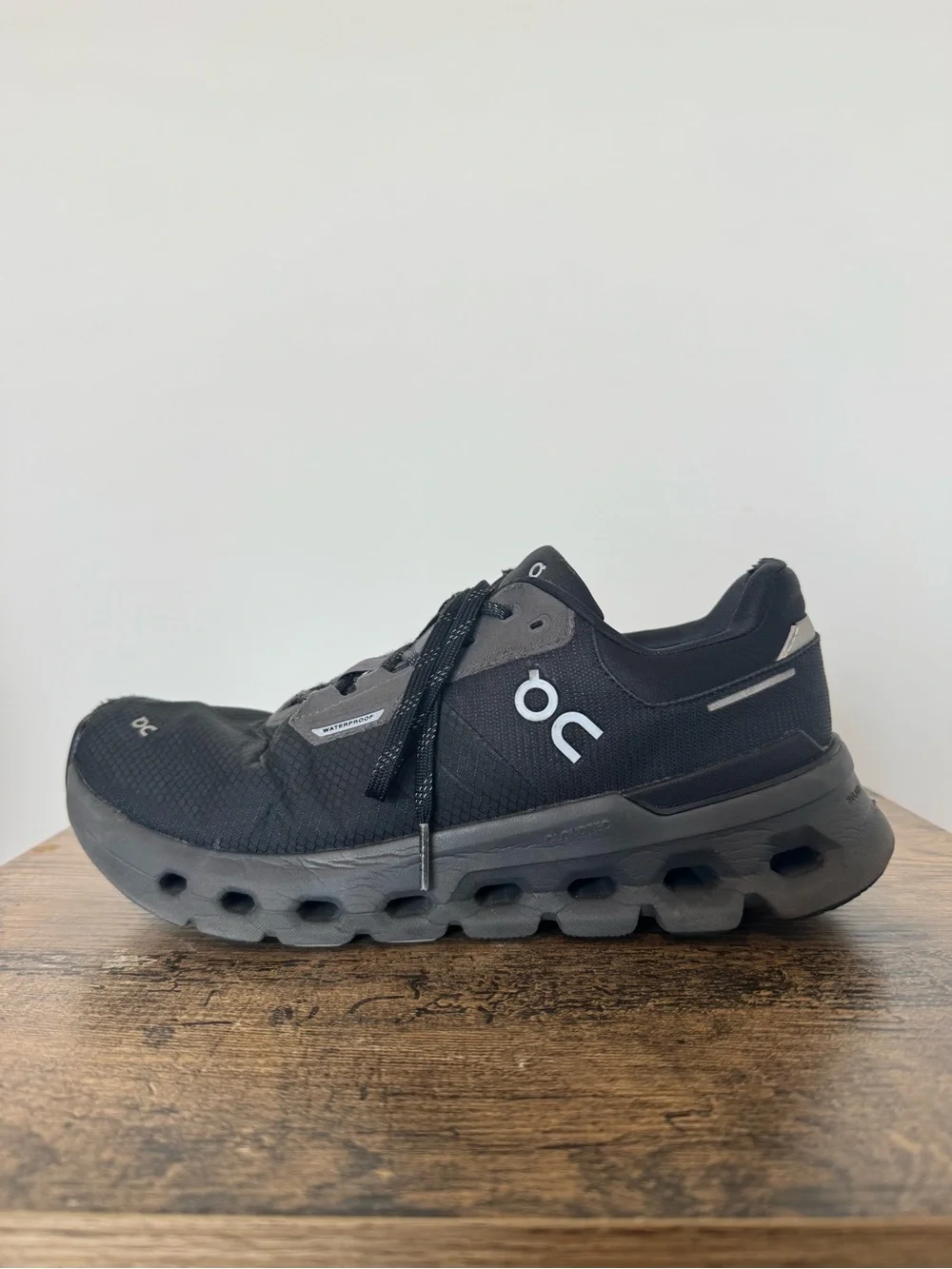 On Cloud Womens Black Cloudrunner 2 Waterproof Sneakers CloudTec Cushioning Sz 9